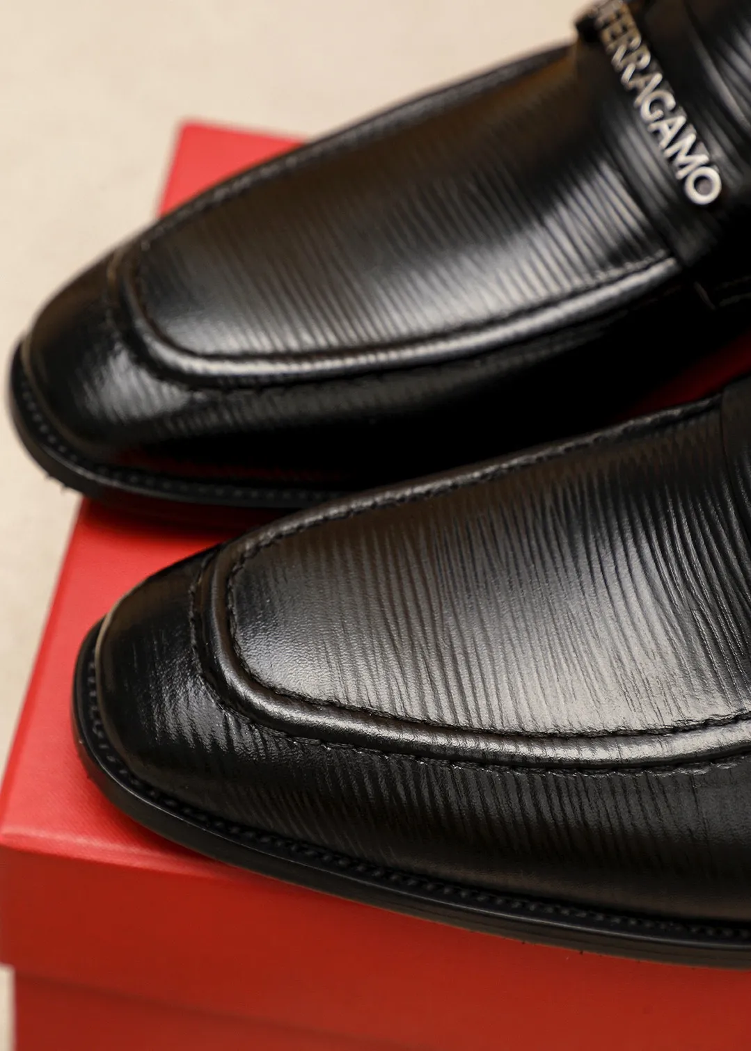 Men's shoes 💰460 💐 Product trademark: Ferragamo "Ferragamo" casual leather shoes Regular size: 38-44 (45.46🉑️customized) Product materials: Selected imported first-layer open-edge beaded cowhide floral upper + luxury hardware buckle, imported water-dyed cowhide leather lining. Strong three-dimensional visual effect, original outsole color: 2⃣️seed leather materials optional
